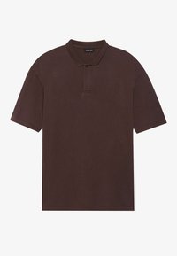 Bruine polo met korte mouwen, zachte textuur en een klassieke kraag. Voorzien van een knoopsluiting en een ontspannen pasvorm. Merkenlabel zichtbaar.