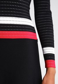 Morgan Stickad klänning - black