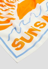 Foulard carré en tissu doux. Présente un soleil orange et des motifs ondulés sur fond blanc, avec des accents de bord bleu et orange.