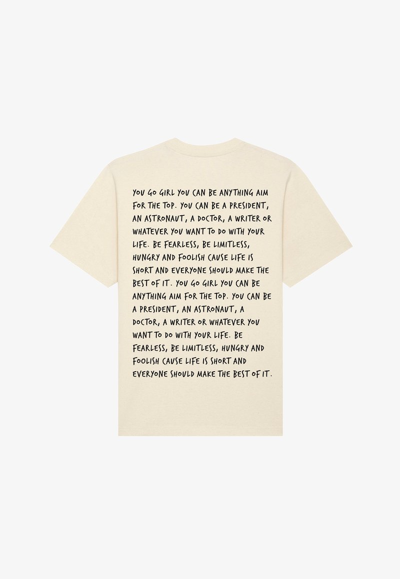 T-shirt in cotone beige con maniche corte, caratterizzata da un testo motivazionale stampato in nero sulla schiena. Vestibilità rilassata, design con scollo rotondo.