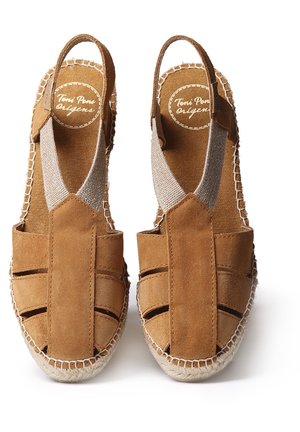 Espadrilles en daim marron avec inserts élastiques sur les côtés, semelle en jute tressé et coutures apparentes. Modèle à bout ouvert et à bride de cheville.