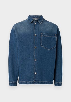 Camisa de denim azul escuro com frente de botão, colarinho e um único bolso no peito. Textura suave e ajuste clássico. Botões prateados como detalhes.
