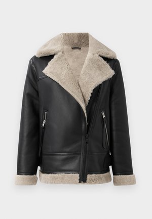 Giubbotto in pelle nera con un prominente colletto e rivestimento in shearling beige. Presenta cerniere sulle tasche, progettato con una vestibilità e una texture strutturate.