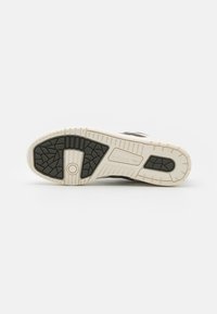 adidas Originals RIVALRY UNISEX - Sneakers low - core white/shadow olive/off white