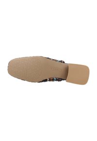 Zapato plano tejido con un upper multicolor, presentando una suela de goma marrón claro con un patrón floral texturizado y un tacón bajo para mayor comodidad.
