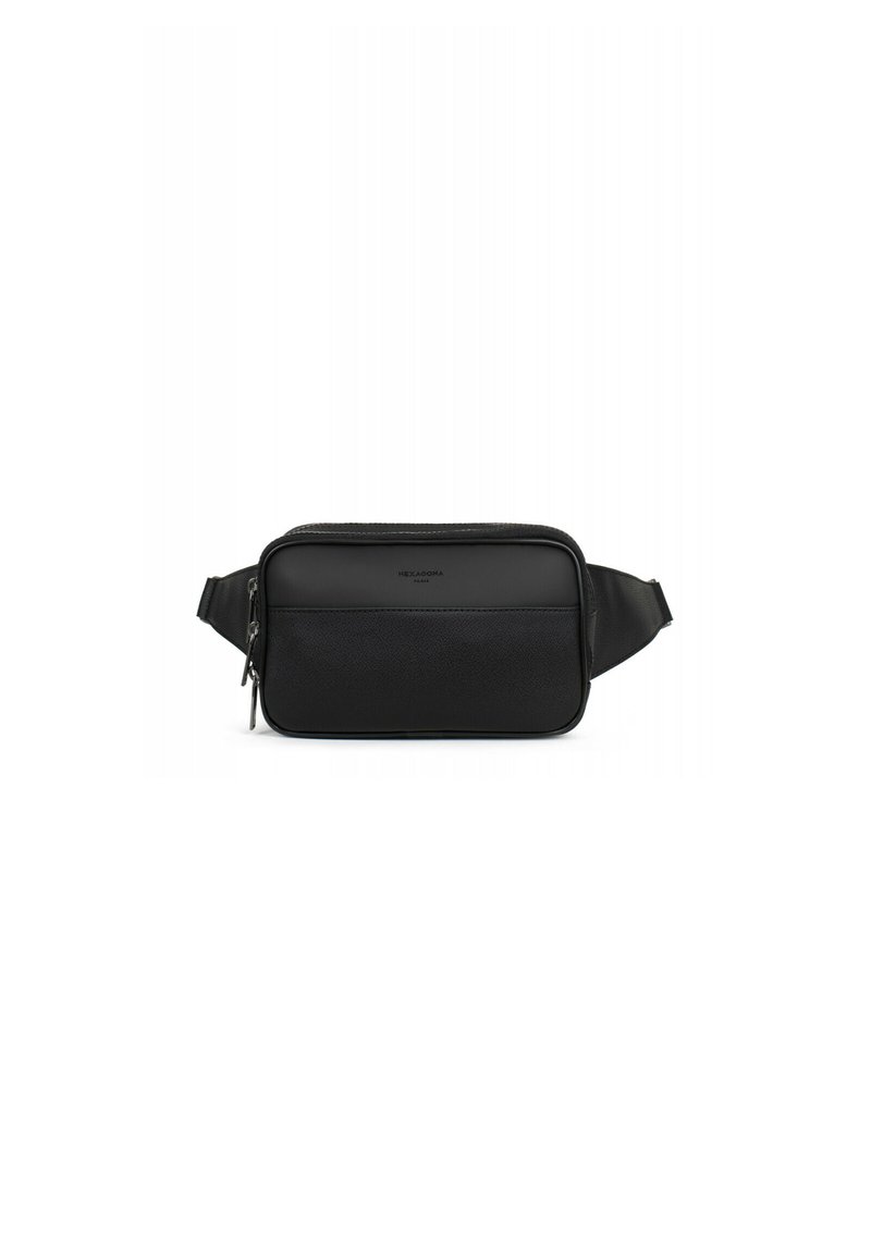 Borsa a spalla rettangolare nera realizzata in materiali lisci e testurizzati, con chiusura a cerniera e tracolla regolabile. Design minimalista.