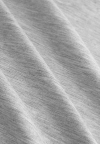 Tissu en coton gris clair côtelé, avec des plis doux et une texture lisse.