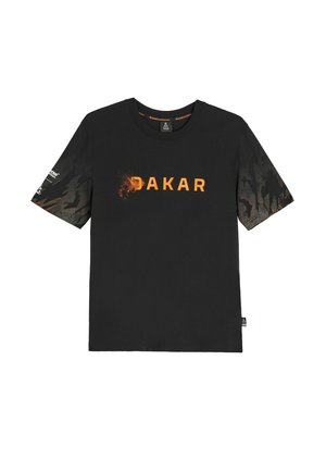 Czarny t-shirt z krótkim rękawem z pomarańczowym napisem "DAKAR" z przodu i ciemnym abstrakcyjnym wzorem na rękawach.