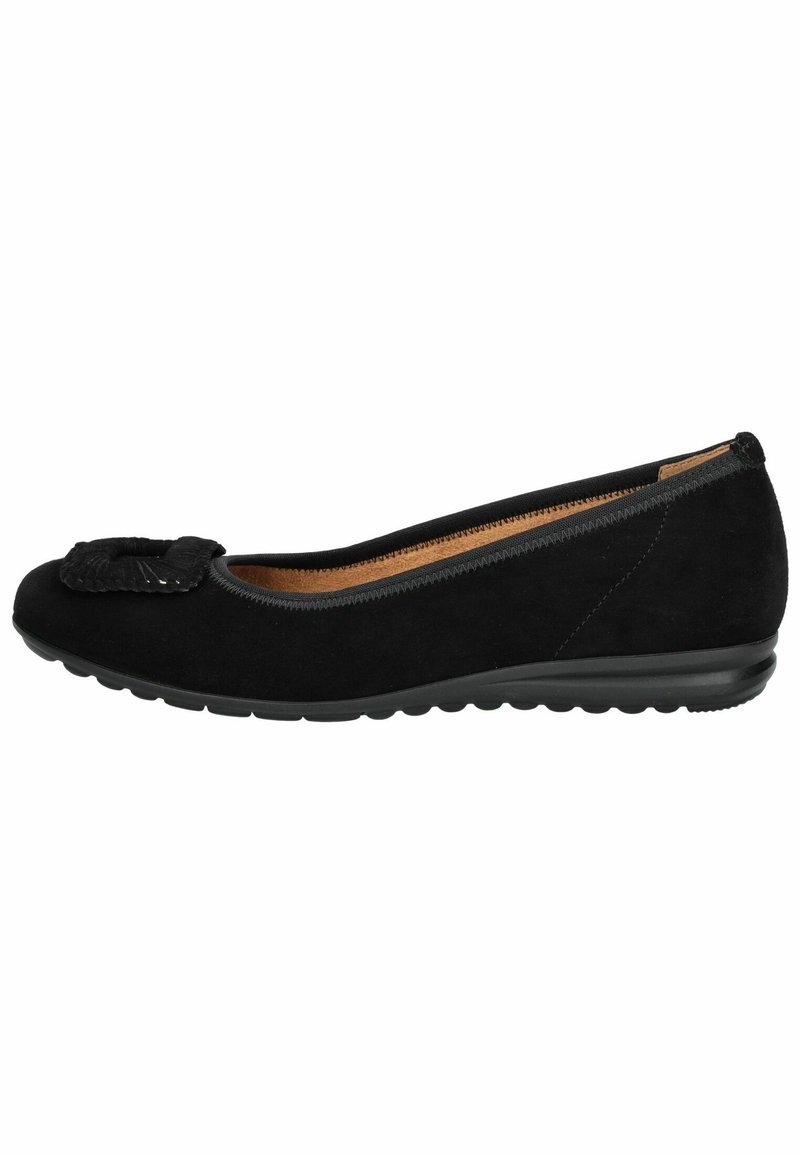 Bailarina plana de ante negro con punta redondeada y lazo decorativo de tela. Presenta una suela de goma negra texturizada y plantilla acolchada.
