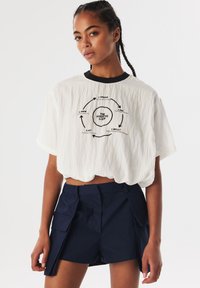 1200~Crew-Neck TWISTED IBRA FI T-Shirt With Side Print