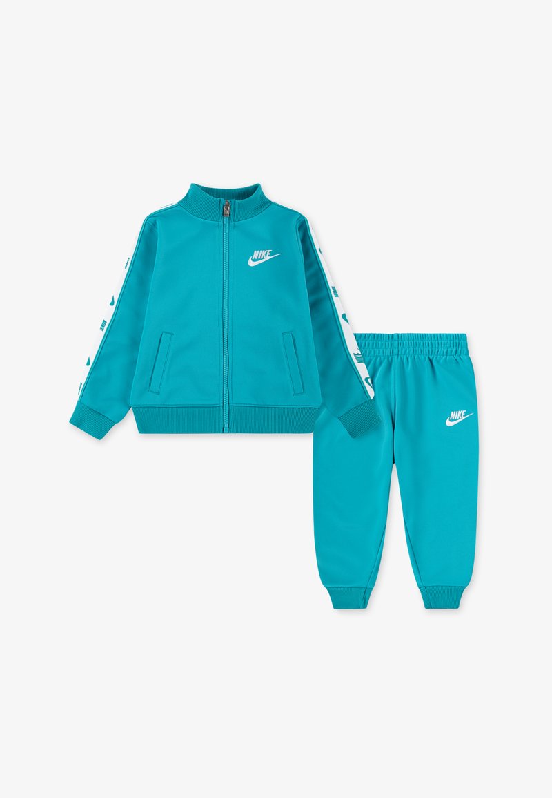 Fato de treino turquesa da Nike, com um casaco com fecho éclair e bolsos laterais, logotipo branco e calças de cintura elástica combinando. Textura suave e design desportivo.