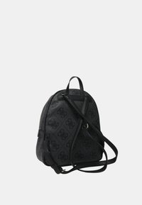 Sac à dos noir élégant avec un design texturé et des bretelles réglables, présenté sur un fond blanc uni.