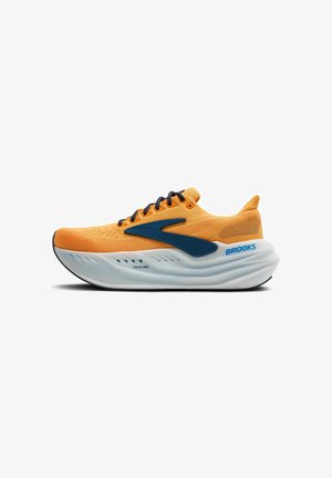 Zapatilla de correr naranja con una parte superior de malla transpirable, detalles azules, suela blanca gruesa y punta redonda. Presenta un cierre con cordones y patrones texturizados.