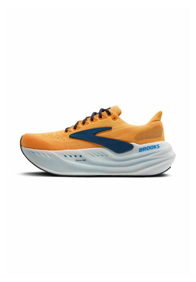 Chaussure de course orange avec une tige en mesh respirant, accents bleus, semelle blanche épaisse et bout arrondi. Caractéristiques : fermeture à lacets et motifs texturés.