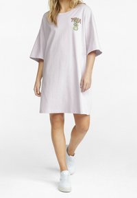 Übergroßes T-Shirt-Kleid in Flieder aus weicher Baumwolle, mit einem Frontgrafikdesign bestehend aus Text und Blumenmotiv. Rundhalsausschnitt und kurze Ärmel.