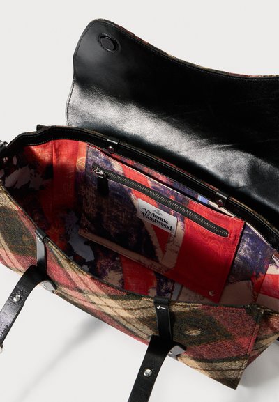 Auduma maisiņš ar melnu ādas augšdaļu, krāsainu iekšpusi ar rakstiem un rāvējslēdzēja kabatu. Iekšpusē redzama etiķete.