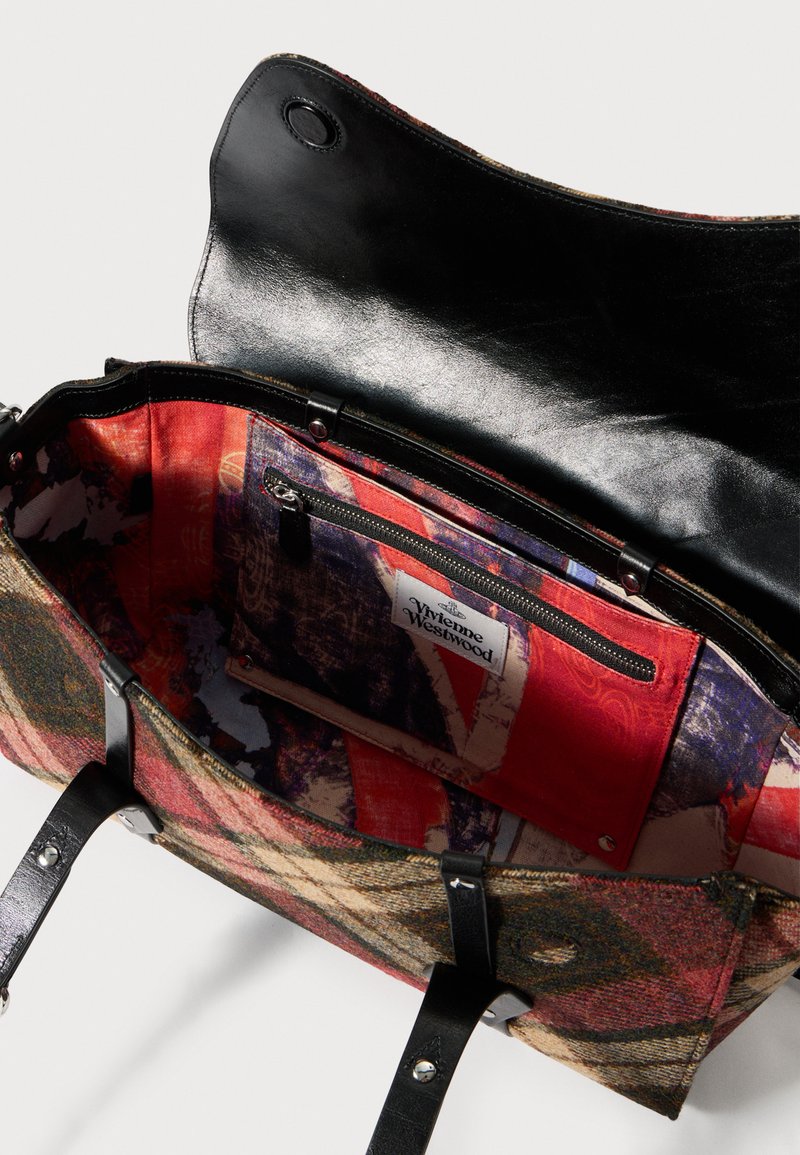 Textiler Tragetasche mit einem schwarzen Lederoberteil, buntem Innenfutter mit Mustern und einem Reißverschlusstasche. Etikett innen sichtbar.