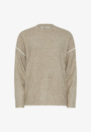 Beige trui gemaakt van zacht breimateriaal, met lange mouwen, een ronde hals en een witte accentlijn langs de schouders.