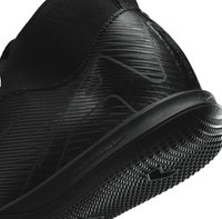 Baskets de sport noires avec une tige en tricot texturé, semelle en caoutchouc dotée d'un motif de bande de roulement et des éléments de design minimalistes.