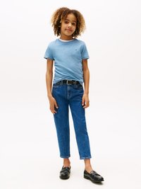 Lyseblå bomull T-skjorte med korte ermer, sammen med høyt liv mørkeblå jeans og svarte loafers. Enkel design og avslappet passform.