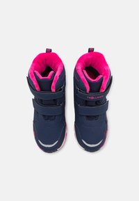 Bottes pour enfants bleu marine avec doublure en fausse fourrure rose, bandes Velcro et accents gris. Semelle plate conçue pour l'adhérence et la stabilité.
