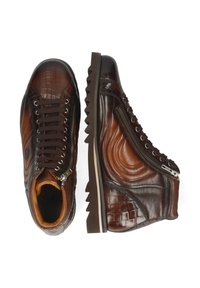 Sneakers alte in pelle marrone con motivo croc, design testurizzato, cerniera laterale, lacci marroni e suola in gomma frastagliata.