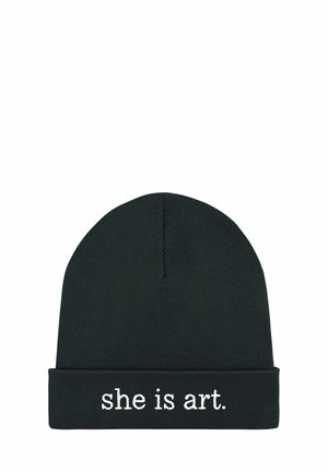 Bonnet noir en tricot avec un revers portant un texte blanc indiquant "she is art." Texture lisse avec un design ajusté.
