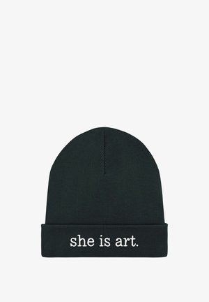 Zwarte gebreide muts met een omslag en witte tekst "she is art." Glad oppervlak met een nauwsluitend ontwerp.