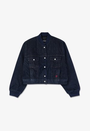 Tamsiai mėlynas trumpas džinsinis švarkas su raukšlėtu apykakle, dviem priekinėmis kišenėmis, sidabriniais spaustukais ir mažu raudonu logotipo akcentu apatinėje priekyje.