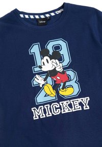 Camiseta de algodón azul marino con un gráfico de Mickey Mouse, con los números "18" y "23" en una fuente azul clara, y "MICKEY" en blanco.
