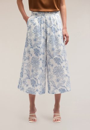 Blumen-Culottes aus weißem Stoff mit blauem Blumenmuster, mit hohem Bund, Taschen und einer weiten, fließenden Silhouette.