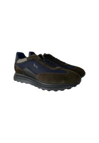 Sneaker in suede e tessuto a rete verde scuro con dettagli blu navy, chiusura con lacci e suola in gomma con battistrada testurizzato per una migliore aderenza. Logo sul lato.