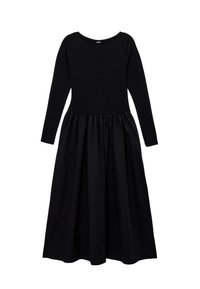 Schwarzes Kleid mit langen Ärmeln und rundem Ausschnitt, tailliertem Oberteil und gerafftem Rock. Hergestellt aus weichem Stoff mit glatter, ungemusterter Textur.