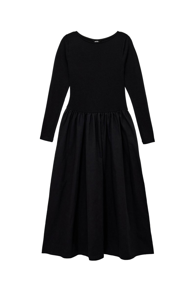 Schwarzes Kleid mit langen Ärmeln und rundem Ausschnitt, tailliertem Oberteil und gerafftem Rock. Hergestellt aus weichem Stoff mit glatter, ungemusterter Textur.