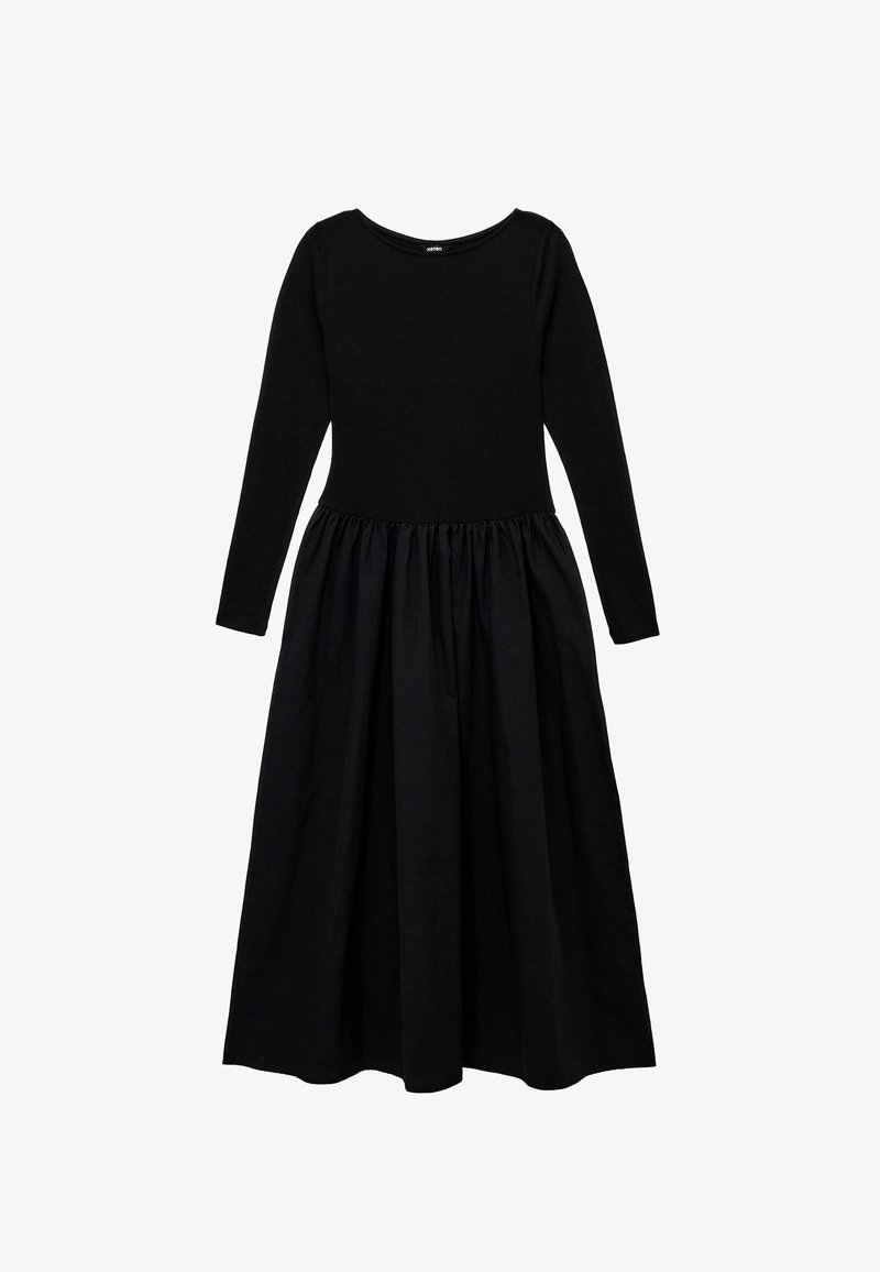 Schwarzes Kleid mit langen Ärmeln und rundem Ausschnitt, tailliertem Oberteil und gerafftem Rock. Hergestellt aus weichem Stoff mit glatter, ungemusterter Textur.