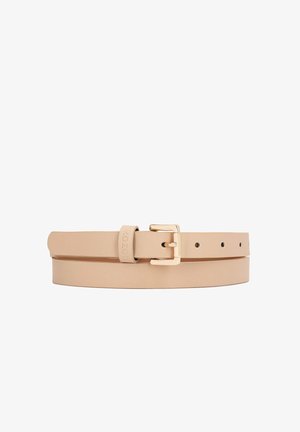 Béžový kožený opasok so zlatou kovovou prackou. Má hladkú textúru, minimalistický dizajn a viacero dierok pre nastaviteľné upevnenie.