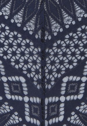 Marine kantstof met een geometrisch patroon van diamantvormen en een semi-doorzichtige textuur, die ingewikkelde openwork details benadrukt.