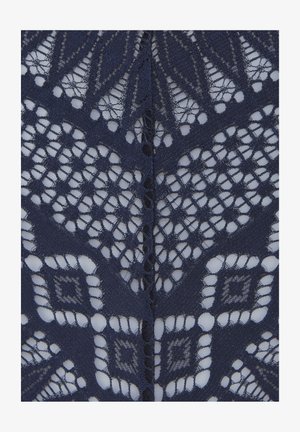 Námorná čipková tkanina s geometrickým vzorom, ktorá obsahuje diamantové tvary a polopriesvitnú textúru, zdôrazňujúcu zložitú otvorenú prácu.