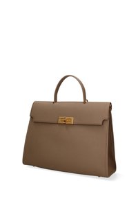 Borsa in pelle di colore taupe, design strutturato con manico superiore, chiusura in oro e finitura testurizzata. Presenta una chiusura a pattina.