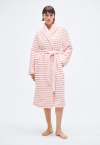 Halat de baie plușat cu dungi roz, cu guler șal, mâneci lungi și cordon, având o textură moale și o lungime până la genunchi.