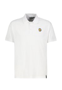 Weißes Poloshirt aus Baumwolle mit einem kleinen gestickten Bierkrug-Logo auf der linken Brust und einem klassischen Kragen mit drei Knöpfen.