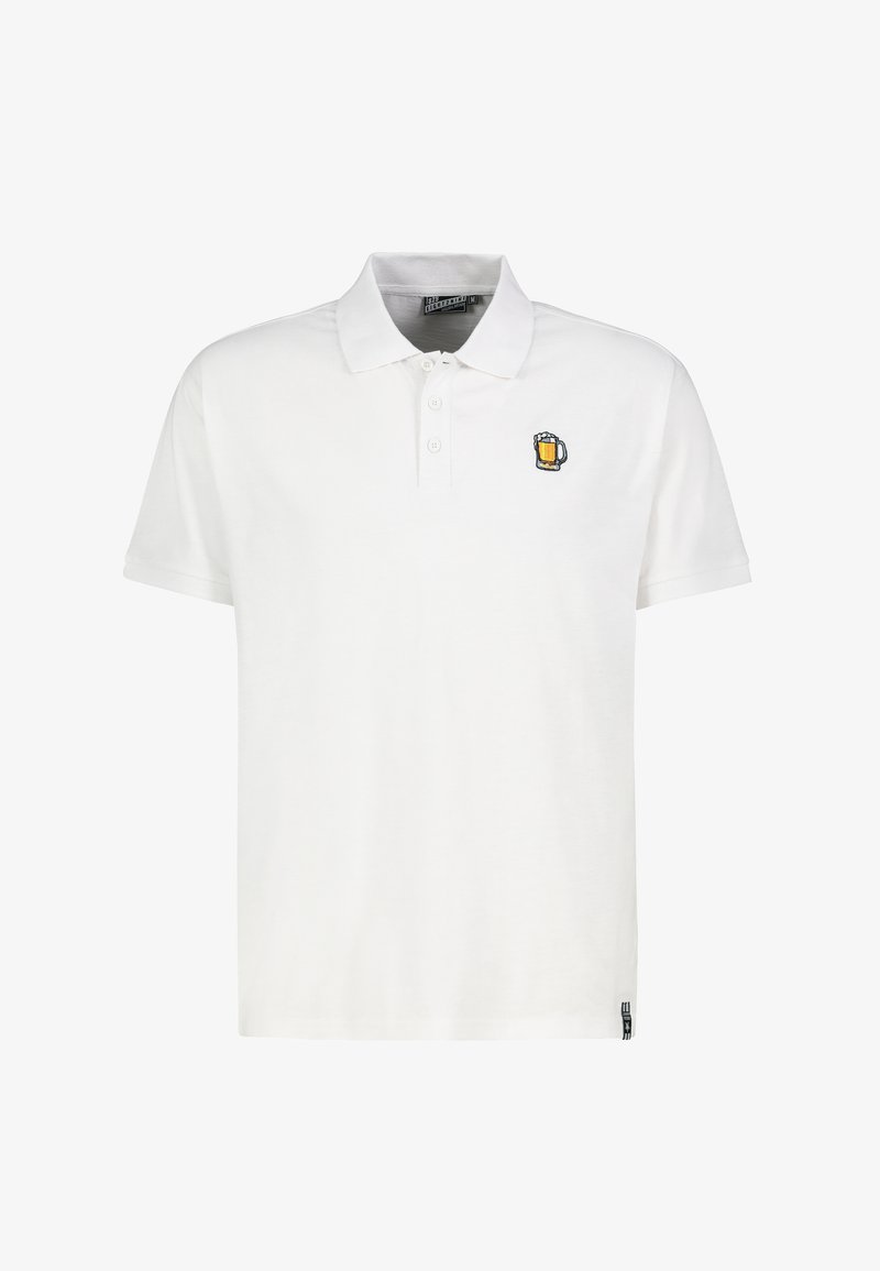 Weißes Poloshirt aus Baumwolle mit einem kleinen gestickten Bierkrug-Logo auf der linken Brust und einem klassischen Kragen mit drei Knöpfen.