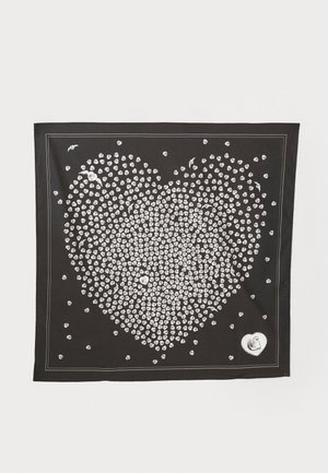Bufanda negra cuadrada con una gran forma de corazón hecha de puntos blancos agrupados y pequeños rostros dentro de algunos puntos sobre un fondo blanco.