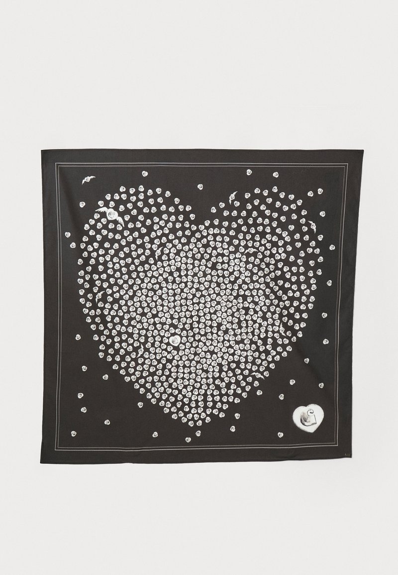Zwarte vierkante sjaal met een groot hartvorm gemaakt van gegroepeerde witte stippen en kleine gezichten binnen enkele stippen op een witte achtergrond.