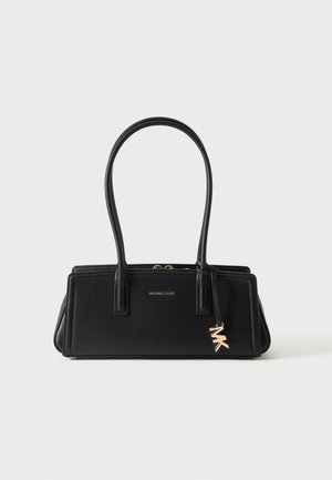 Czarna prostokątna skórzana torebka z podwójnymi uchwytami, złotym logo Michael Kors i zawieszką MK na jednolitym jasnym tle.