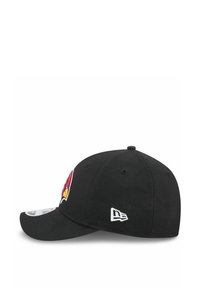Schwarze Baseballmütze mit einem gebogenen Schirm, die auf der Vorderseite ein gesticktes Logo in Rot und Gelb sowie einen weißen Akzent an der Seite aufweist.