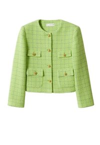 Veste en tweed vert clair avec un col rond, quatre poches avant à rabat et des boutons dorés sur le devant et sur les poches.