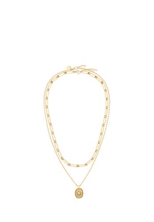 Zwei goldene Ketten mit zwei Lagen, eine mit ovalen Gliedern und Perlen, die andere mit einem Anhänger, der ein Sonnenstrahl-Design und einen zentralen Edelstein zeigt.