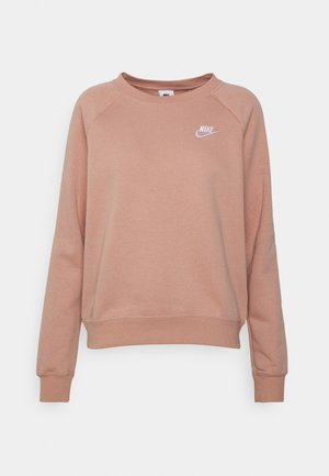 Jasnobrązowa bluza Nike z długim rękawem, okrągłym dekoltem i białym logo Nike na lewej piersi, pokazana na jednolitym tle.