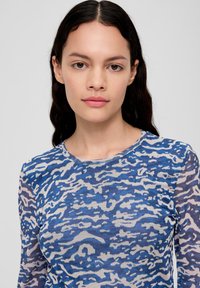 Langslievend shirt met een blauw en beige abstract patroon, gemaakt van lichtgewicht, gestructureerde stof. Ronde hals en getailleerde uitstraling.
